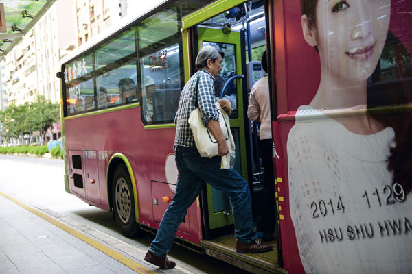 Buses offer the most convenient means of transportation for short trips in cities. Low-floor buses are a blessing to senior citizens. (Chuang Kung-ju)