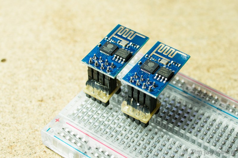 Espressif公司推出一顆相當低廉的Wi-Fi收發器晶片ESP8266即有人開發出能相容Arduino開發環境與語法的函式庫。