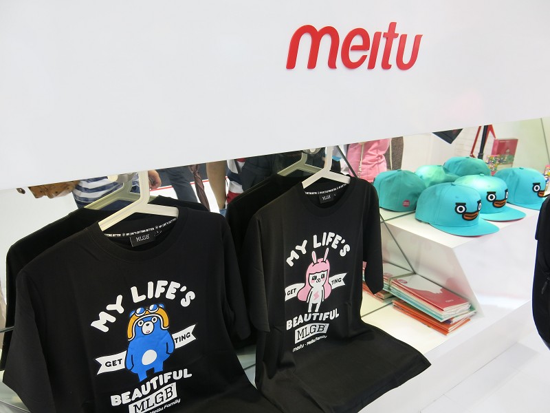 美圖此次參展，除了應用程式與手機外，現場也有T-Shirt與帽子，別具親和力。(攝影：姚嘉洋)