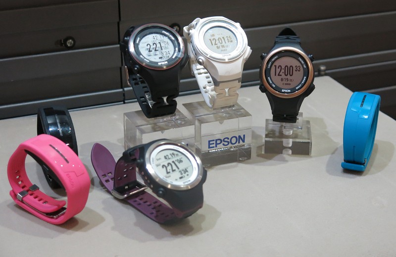 除了投影機與機器手臂外，EPSON在穿戴式裝置方面也有一系列的產品線，只有這類大型科技公司，在推動穿戴式裝置上，較沒有經營的壓力存在。（攝影：姚嘉洋）