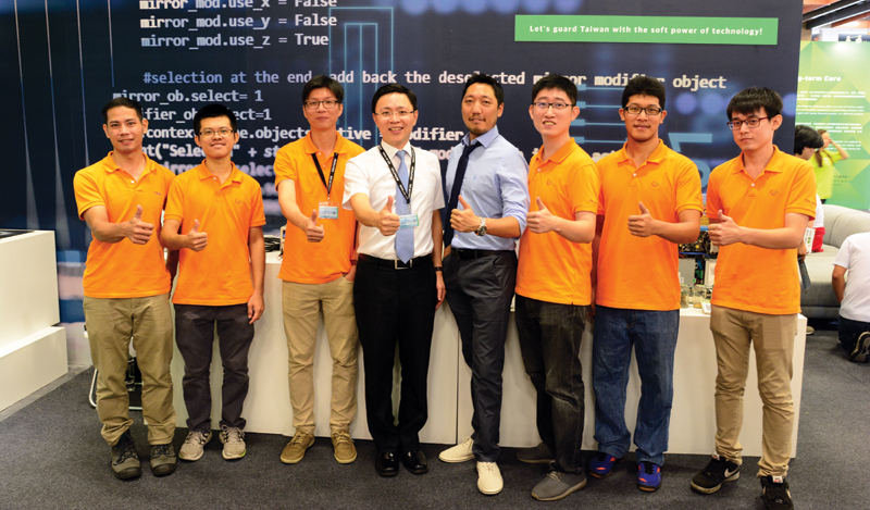 Kenny Hsu(left 4), Managing Director of Uwin Nanotech, with his team.