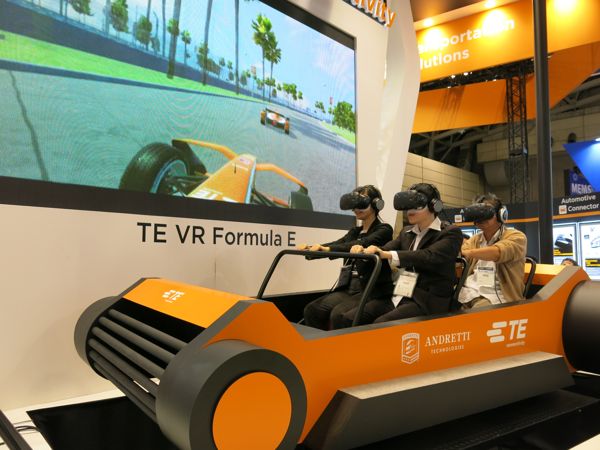 也有廠商推出VR虛擬實境賽車，讓與會者體驗真實賽車感。