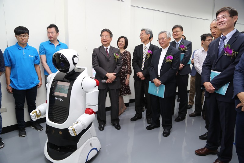 陳銘煌局長與科技部許有進次長參觀智慧機器人自造基地。(source:中科)