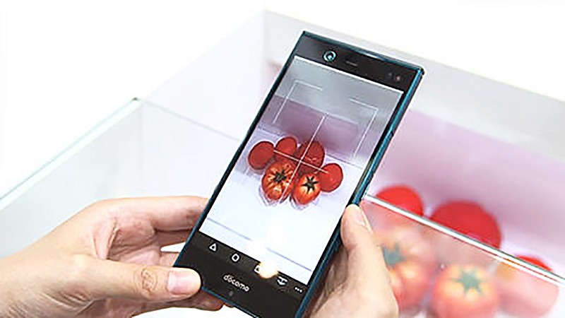 這時只要拿著安裝有特定APP的手機，將手機鏡頭對準櫥櫃中的LED。 (source：日本富士通研究所)