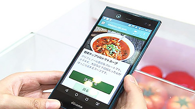 手機的螢幕就立刻顯示出蔬果的料理或其他相關的資訊。(source：日本富士通研究所)