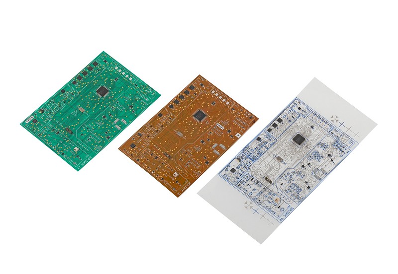 印刷電路技術的演變（圖左至右：PCB、FPC及PE 技術）