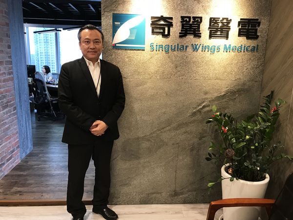奇翼醫電總經理李維中表示：「透過服務創新，結合台灣資通訊、製造、醫療產業，將1元的東西做成一百元。」(攝影／林彥伶)