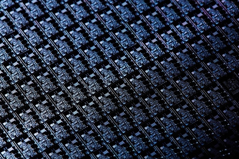 鐵電體（ferroelectrics）晶體展現了自發電極化的現象。鐵電體可能處在二元狀態（二態），可透過外部電場逆轉。