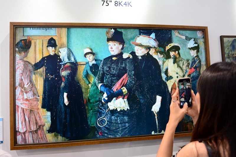 友達光電推出一種「ART Display」，表面幾乎不會產生反光，可做為室內設計的陳列使用。（攝影／籃貫銘）