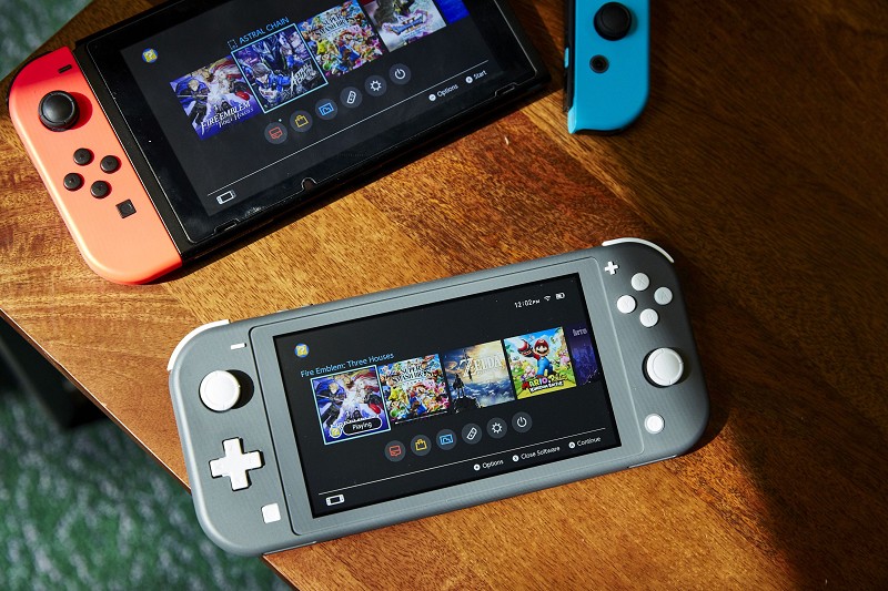 任天堂的Switch顛覆了掌上機的想像，把家用機與掌上機結合，還推出了遊戲內容通用的掌上專用機種Switch Lite。（source:popularmechanics）