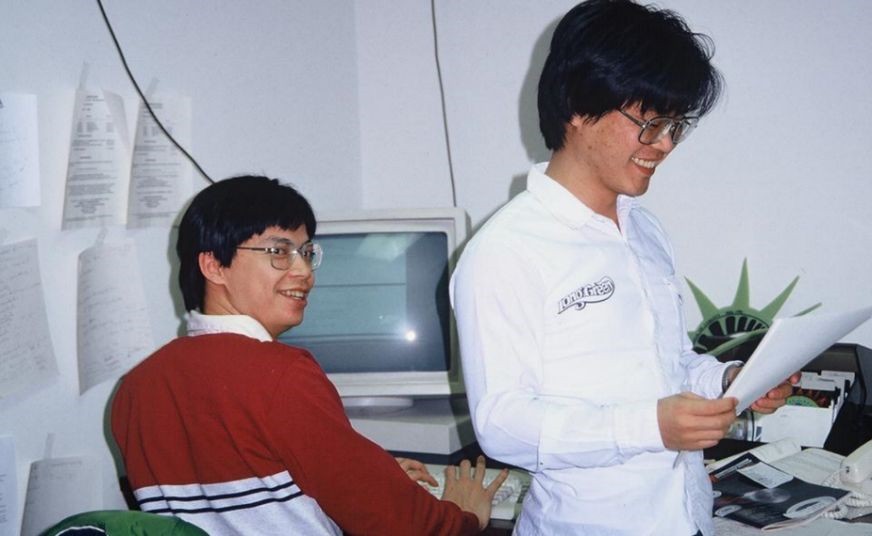 HFSS的早期主要研發者：孫定國（左）和李金發（右），都是Zoltan Cendes的學生，他們的出色工作奠定了HFSS作為電磁模擬黃金工具的基礎，當時還是風華正茂的青年學者