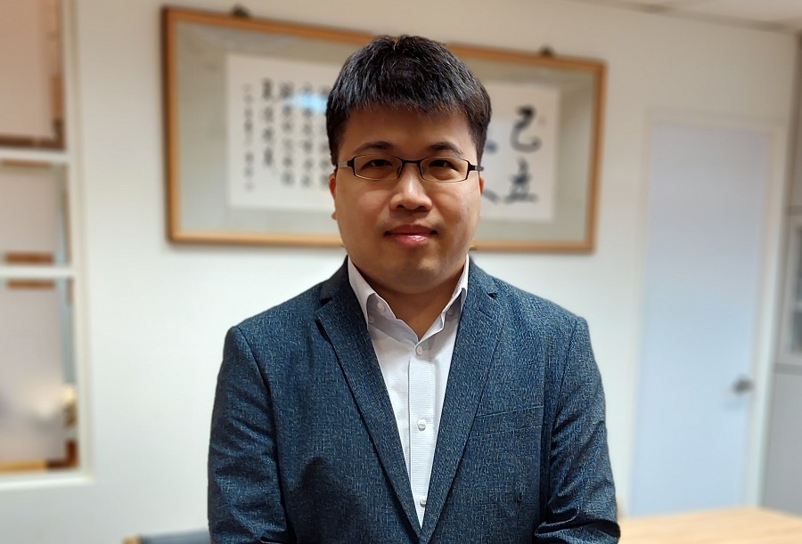 國立中山大學光電系教授洪勇智博士