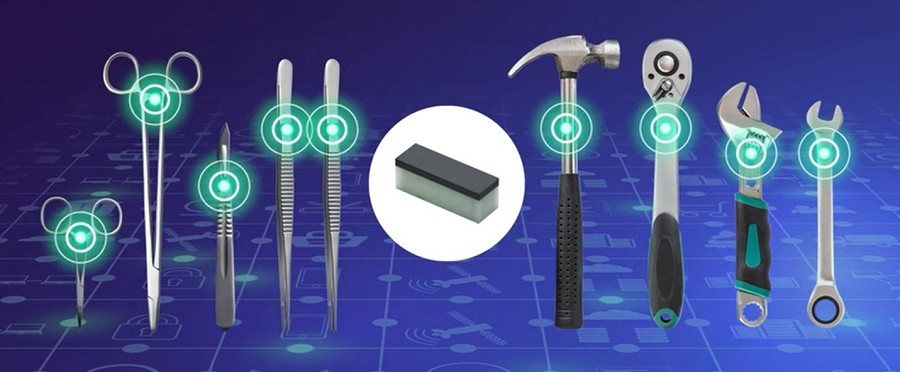 Murata的LXTBKZMCMG-010金屬上UHF RAINRFID標籤使用手術儀器和工具的金屬表面作為增強天線，以增加讀取範圍。（source：Murata）