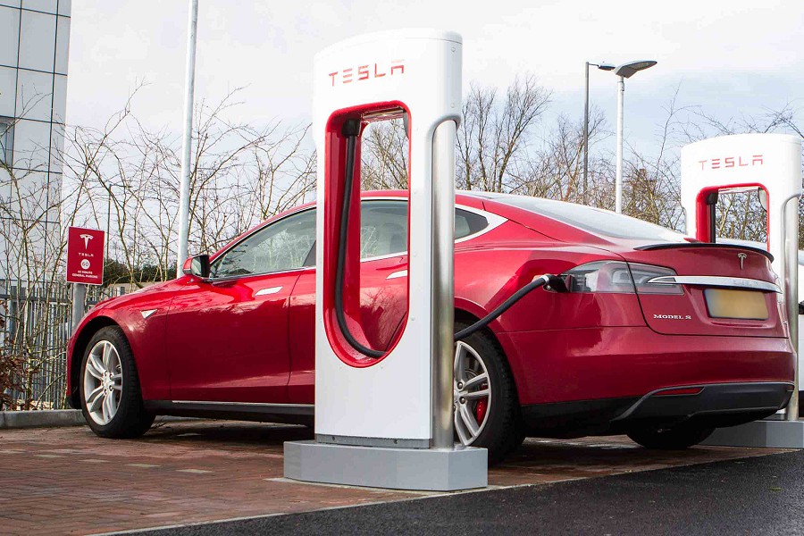 Tesla Model S車款設計嚴格的溫控系統，以確保電池安全性。(Source：Tesla)