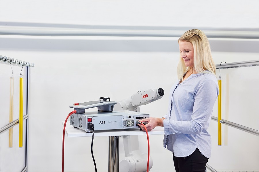 機器手臂背後少不了機器人控制器。（source：global.abb）