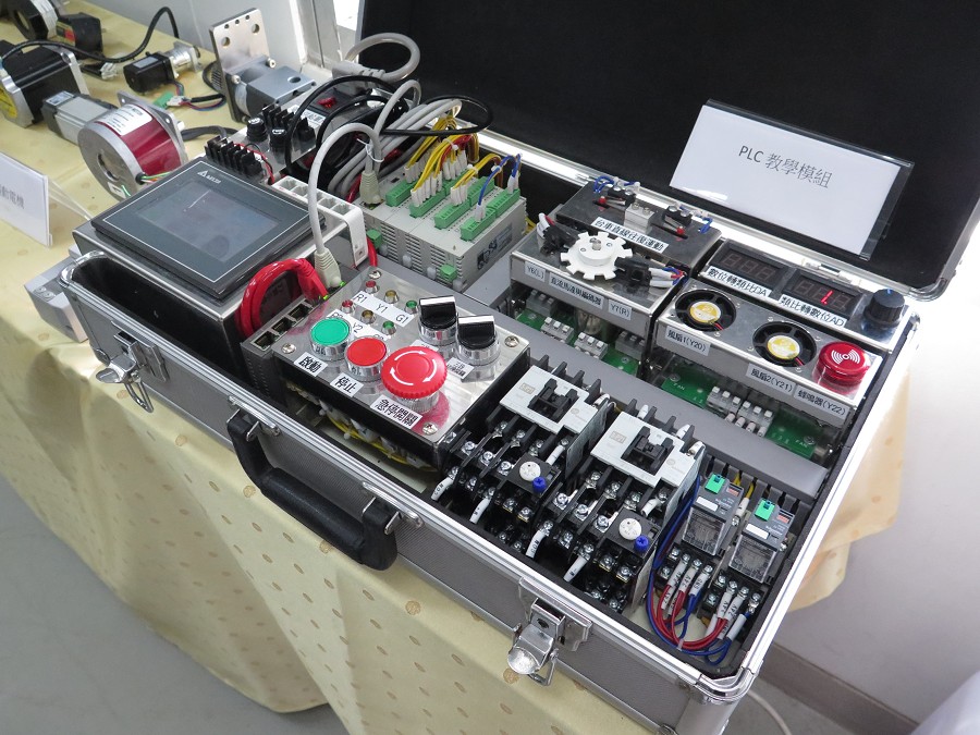 讓學生實作智慧農業機電整合的PLC教學模組。