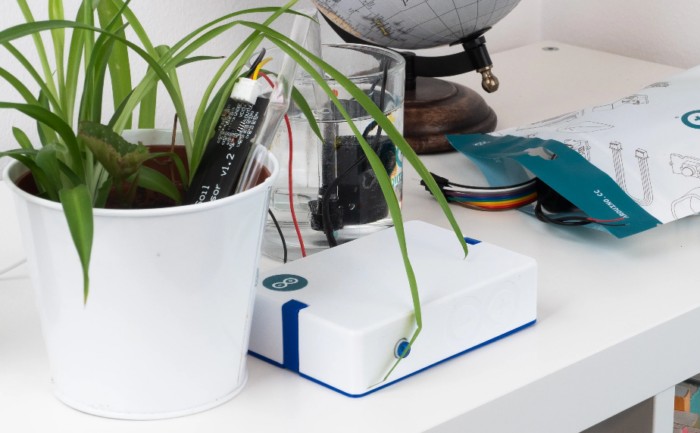 Arduino Plant Watering Kit（白盒內的主控板、玻璃杯中的幫浦、盆栽中的水份感測器）（圖片來源：Arduino官網）