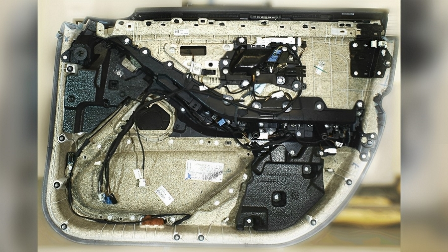 現代化車門具有很高的功能密度，需要專門的測試設備來確保眾多系統都在公差範圍內。 GigE工業相機提供高解析度的HDR成像，使後端處理軟體甚至能檢測出最小的標準偏差。（source：ITgroup）