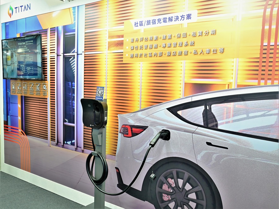 為加速全台充電網絡佈建，今年首度參展的泓德能源旗下子公司星舟快充，利用自有品牌TITAN充電樁設備，打造不同規模的充電站和充電營運解決方案（攝影：陳念舜）