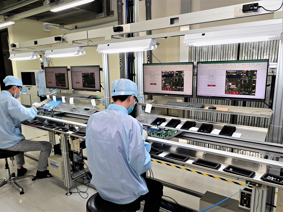 當人工智慧（AI）正逐步落實於各行各業形成一場革命，其中導入AOI與機器視覺等邊緣AI相關技術應用更為關鍵。（攝影：陳念舜）