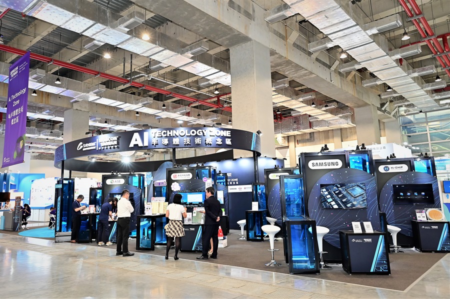 今年SEMICON Taiwan規劃重中之重的「AI半導體技術概念區」，紛紛從AI晶片製造、設計、專用硬體及整合服務等面向，展示最新技術與產品。（攝影：陳念舜）