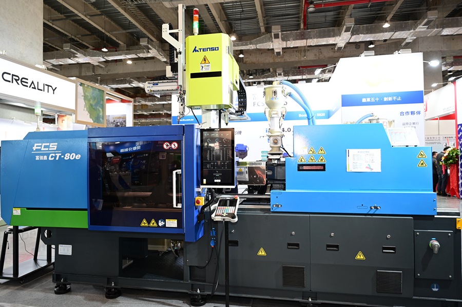 富強鑫推出鎖模力180噸全電機CT-180e，能以40秒週期生產一模2穴PC材質的護目鏡片，實演光學、醫療或甚至電子、食品包裝產業等精密與潔淨的量產應用。（攝影：陳念舜）