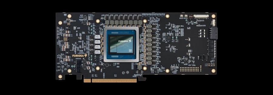 FuriosaAI’s AI加速卡RNGD，下方一排即是PCIe。（source：艾飛思科技）