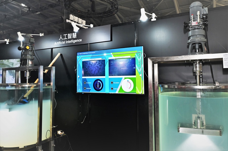 鴻海集團近期便展出其首創以AI影像方式標準檢測工業廢水的處理效果，有效減少排碳。（攝影：陳念舜）