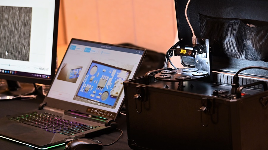 5G+WiFi6工廠智慧化解決方案，係針對電子製造業瑕疵檢測解決方案，將達到零漏檢率（underkill Rate）、過殺率（overkill Rate）＜10%目標。（攝影：陳念舜）