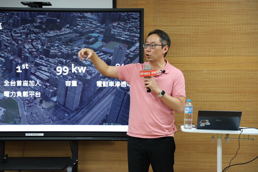 銳能智慧科技業務副總經理孔文暐解析電動車社區充電的能源管理相關趨勢與法規演進。（攝影／王岫晨）
