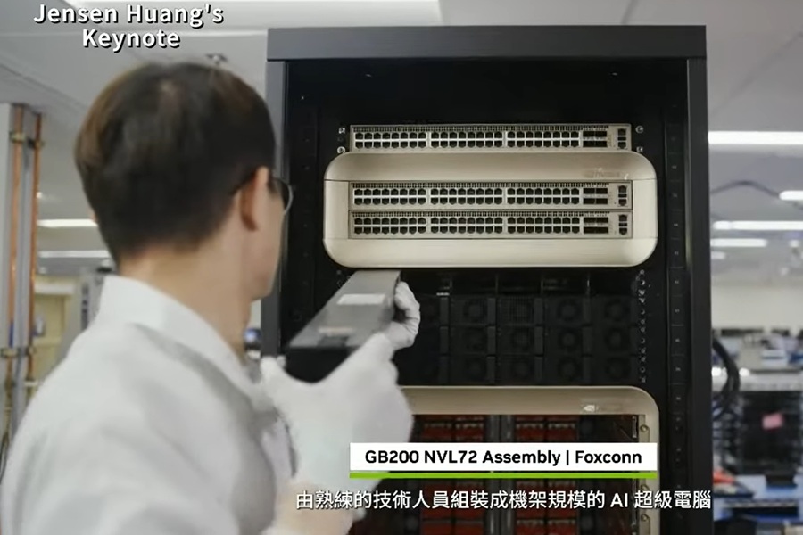 現今AI伺服器組裝線，仍須仰賴大量人力，也可見為工業機器人增添多功整合的商機與必要性。（攝影：陳念舜）
