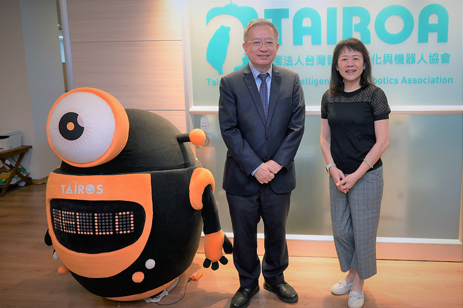 TAIROA理事長絲國一(左)，秘書長陳文貞（右）。