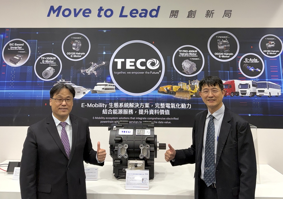 東元電機高飛鳶總經理（圖左）與機電系統事業群王榮邦總經理（圖右）