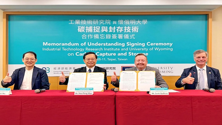 工研院與美國懷俄明州立大學今日正式簽署合作備忘錄，雙方將共同聚焦於碳捕捉、封存（CCS）技術的策略對接。