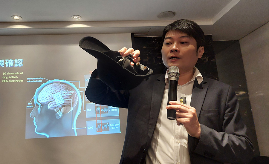 帝?智慧總經理鄒耀東博士展示最新的腦機介面控制技術