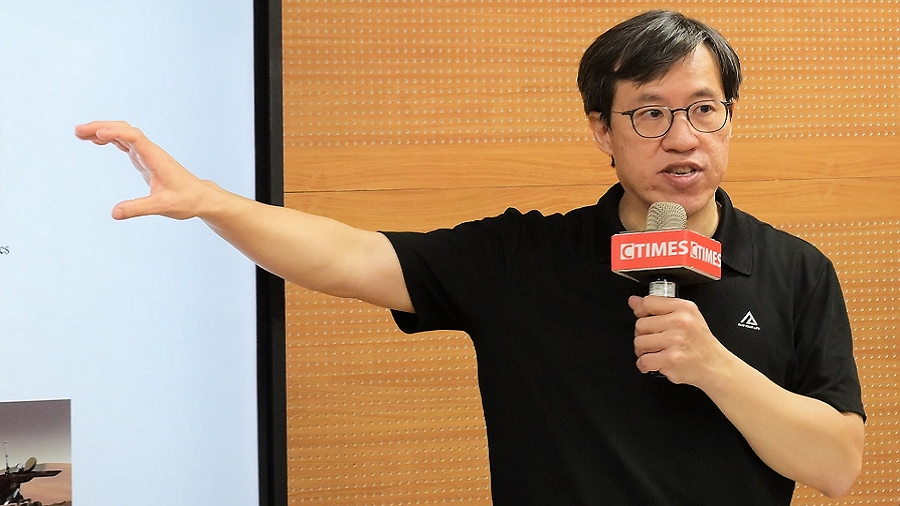 林顯易認為半導體製程仍是要求嚴苛潔淨無塵的封閉工廠環境，機器人任務則終將面對開放世界。（攝影／陳念舜）
