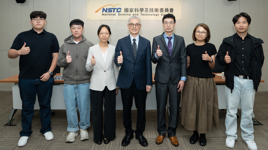 左起)國研院台灣半導體研究中心林銘偉副研究員、清大電子工程研究所劉怡君副教授、國科會林廣宏主秘、清大電機工程學系彭朋瑞副教授、清大電機工程學系謝秉璇副教授