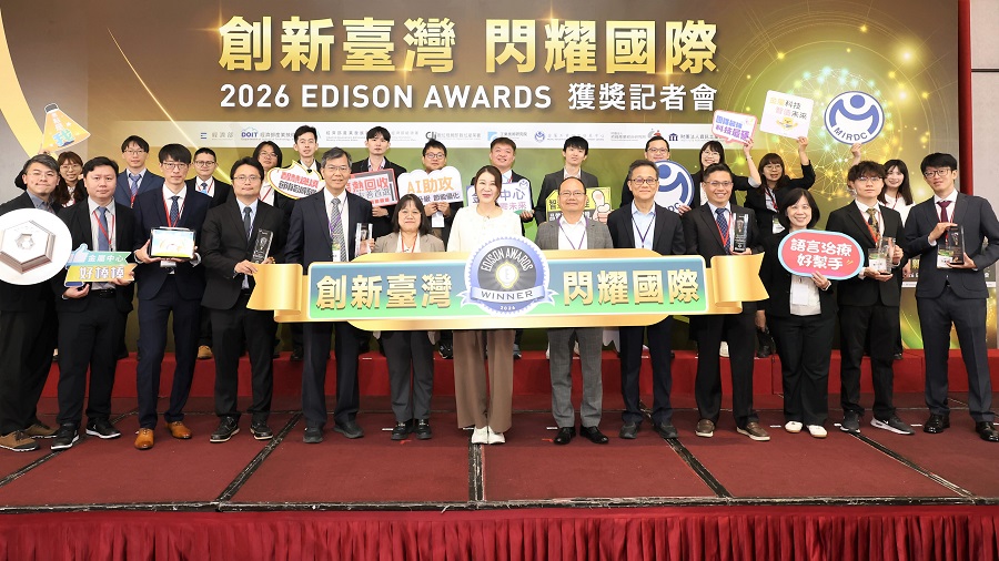 金屬中心董事長劉嘉茹(前排左七)與執行長賴永祥(前排左八)偕同團隊，展示勇奪二銀、二銅獎的創新技術