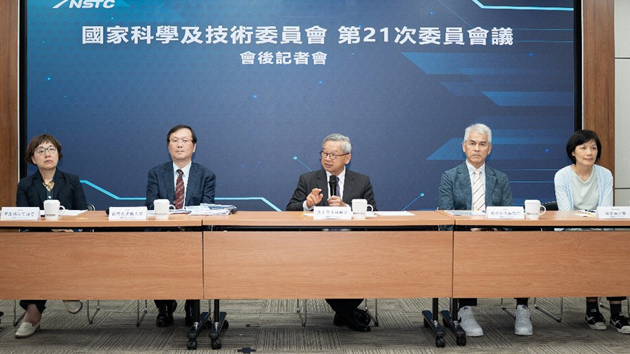 左起為文化部王時思政務次長、衛福部莊人祥常務次長、國科會吳誠文主任委員、運動部黃啟煌政務次長及國科會前瞻處蔡妙慈處長。