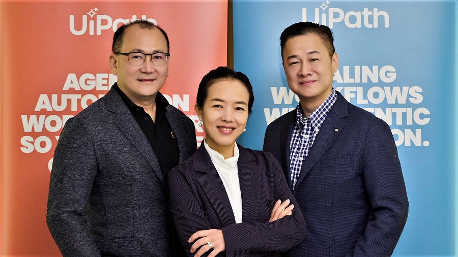UiPath大中華區及蒙古區域副總裁高穎梅(中)、台灣地區區域副總裁陳名璋(左)、UiPath資深產品技術顧問蔡君浩(右)