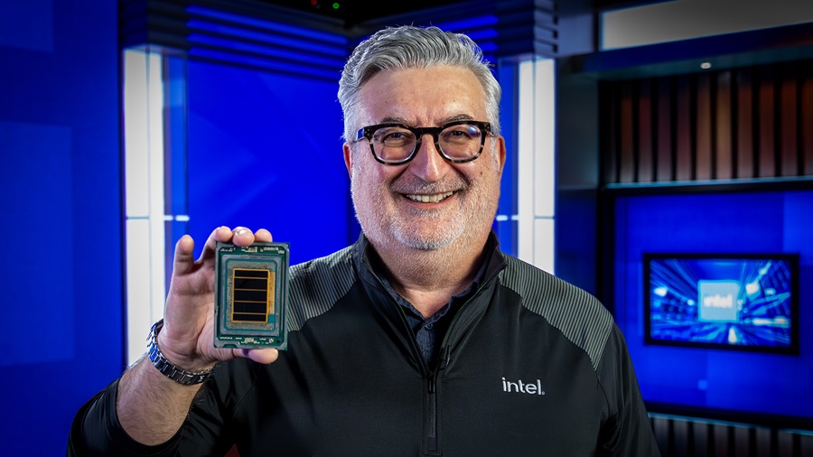 英特爾資料中心事業群執行副總裁暨總經理Kevork Kechichian手持Intel Xeon 6+處理器