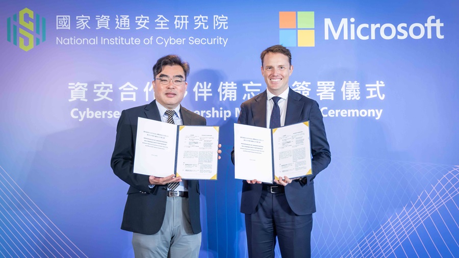 資安院院長林盈達（左），微軟全球公共事務北亞區負責人 Marcus Bartley Johns（右）