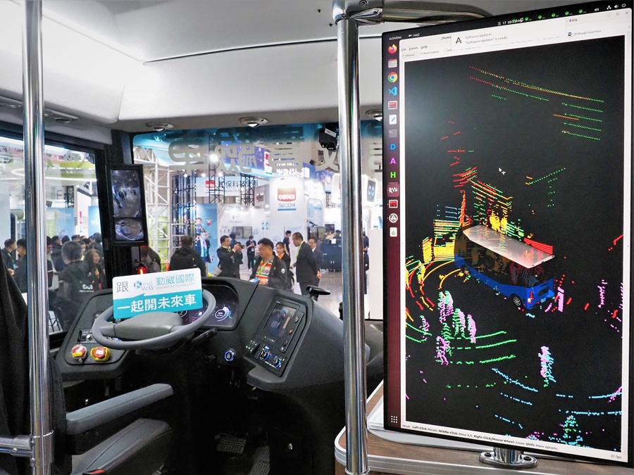 車內同步設置即時感知顯示螢幕，讓乘客更直觀了解車輛辨識外部環境運作。