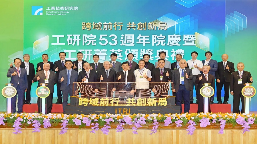 工研院舉辦53週年院慶典禮，產官研貴賓合影。