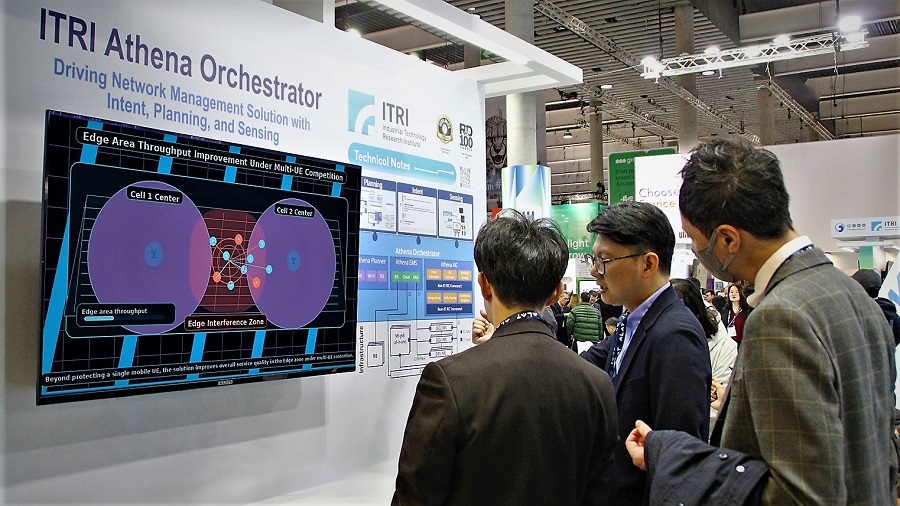 工研院自主研發「O-RAN網管系統Athena Orchestrator」，如同企業專網的AI智慧大腦，可確保連線穩定。
