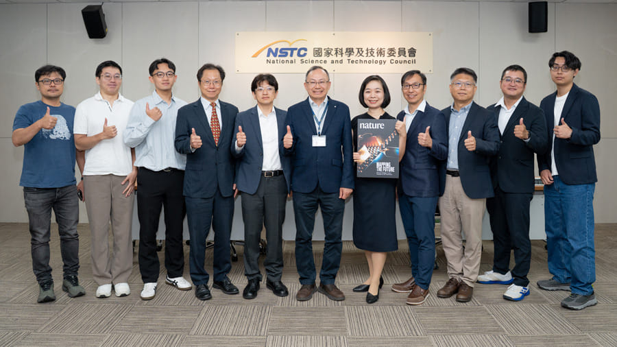 左4起）臺大學研發長吳忠幟教授、新加坡國立大學李連忠教授、國科會自然處賴明治處長、臺大學物理系邱雅萍教授、師範大學物理系藍彥文教授、林文欽教授。