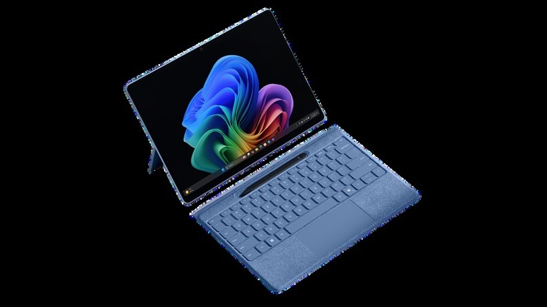 端雲協作型AI PC由CPU、GPU與NPU共同分工，將即時翻譯、影像處理、視訊特效等高頻工作留在本地，再把複雜推理與最新知識交給雲端。Microsoft Surface Laptop Copilot+ PC代表PC市場從單純規格升級，走向本地算力、雲端模型與作業系統整合的新階段。(Source: Microsoft)