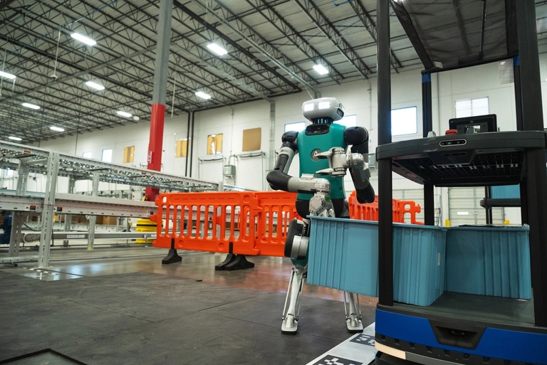 Agility Robotics開發的雙足人形機器人Digit在GXO物流中心搬運大型周轉箱。(Source:GXO)