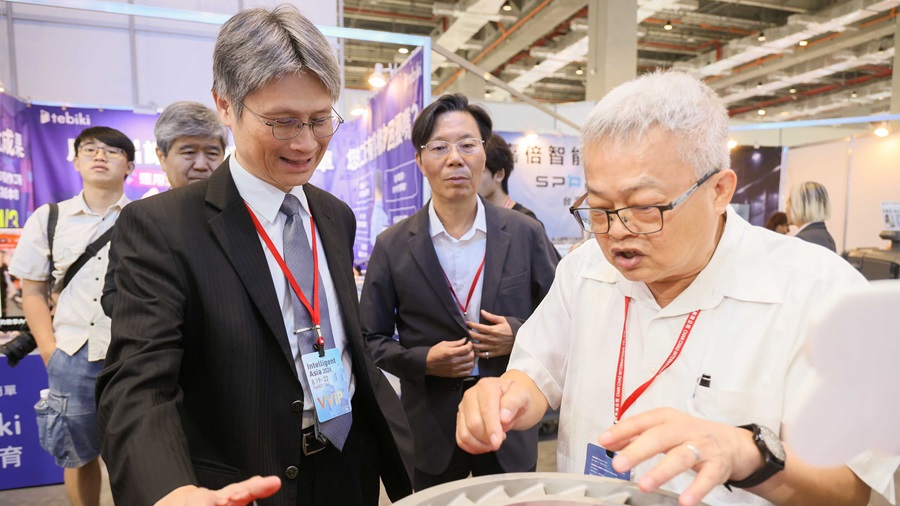 五個餅精密工業(右)向國科會蘇振綱副主委(左)及中科管理局施文芳副局長(中)說明超合金引擎渦輪盤