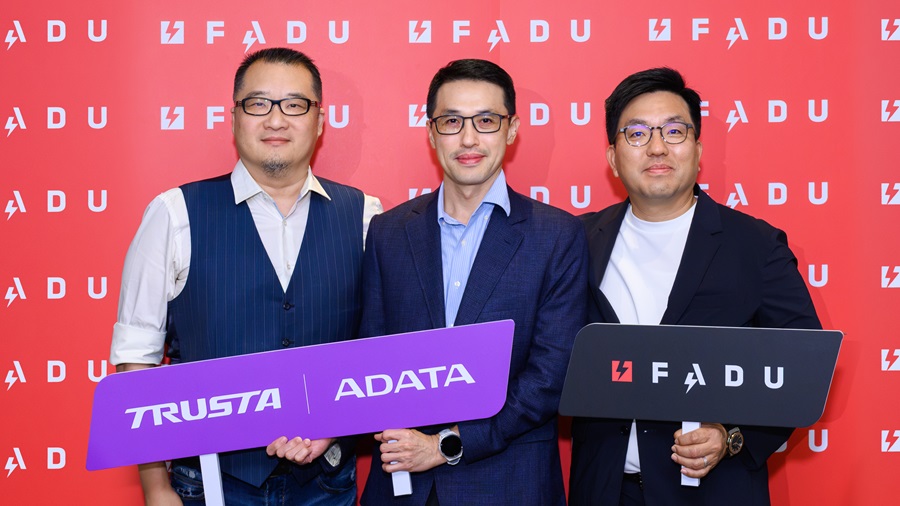 FADU 商務長金泰均（右）、FADU 商業開發副總裁宋雿璋（左）與威剛科技企業應用事業群副總經理李家瑋（中）合影